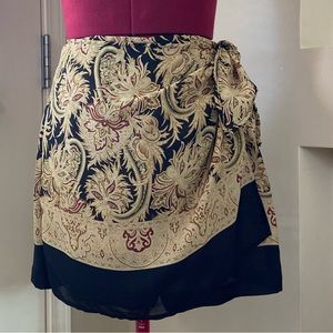 Patricia Jones USA women cream and black floral, side zipper Skort. Size 4. Used